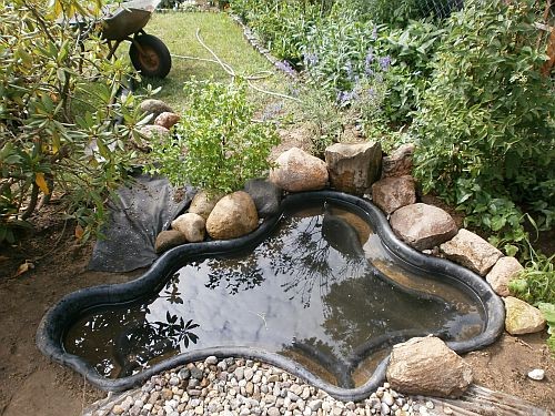 ... und die Feldsteine rahmen ihn nun ein