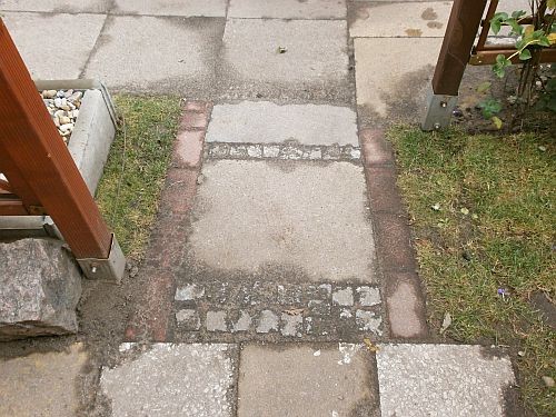 ... und bekam eine Stein- und Raseneinfassungen