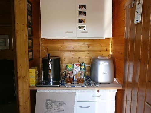 Im Sommer ein absolutes must have: die Eiswürfelmaschine (rechts)