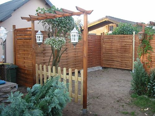 Eine kleine Pergola und ein kleiner Zaun grenzt nun den Bereich etwas ab