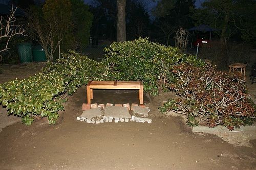 Zu Beginn der Gartenübernahme haben wir die Rhododenren halbkreisförmig zusammen gesetzt