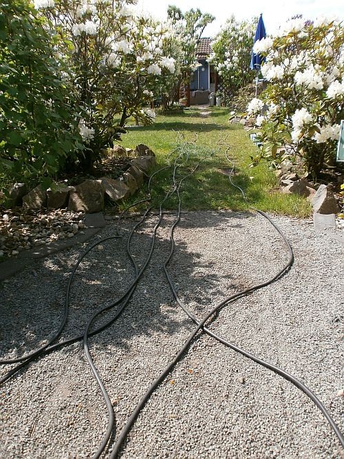 Einmal Kabelsalat quer durch den Garten