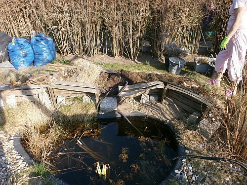 Die Böschungsbegrenzung aus Weinkisten ist morsch geworden und musste ausgetauscht werden