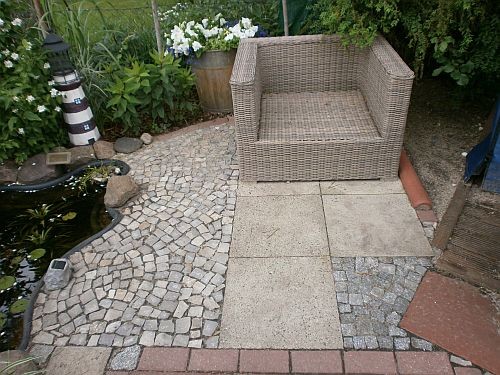 Für einen stabilen Bodenbelag wurden 50 x50 cm große Terrassenplatten aus Beton verlegt