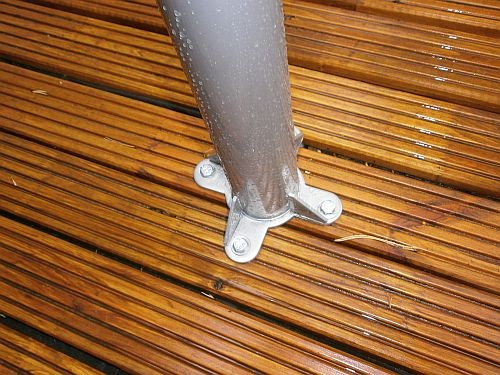 Nun sieht es so aus, als wäre der Schirmhalter nur leicht auf dem Holz befestigt ...