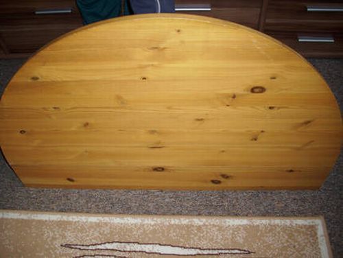 Zuerst haben wir uns einen halbrunden Klapptisch über Ebay besorgt
