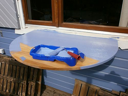 Der Tisch bekam die Hausfarbe Taubenblau damit er sich dem Haus farblich gut anpasst