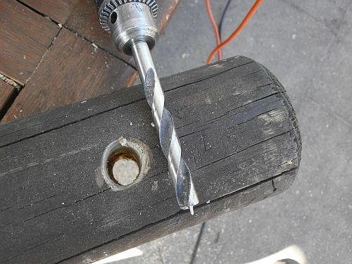 Die Bohlen bekamen Löcher für das Tauwerk