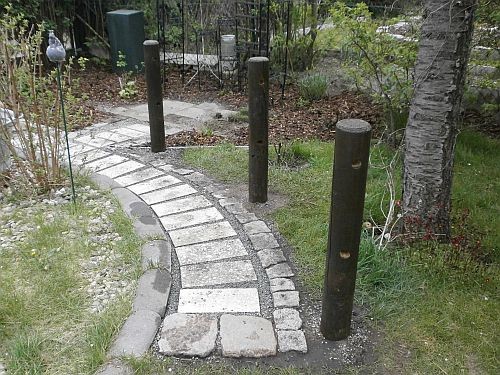 Als optische Wegbegrenzung kamen drei Holzbohlen dazu