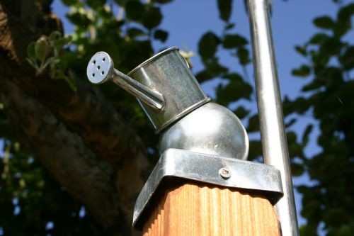 Als Gimmick ist eine kleine Gießkanne auf dem Holzbalken