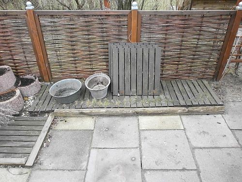 Die Holzplatten sollten durch Pflastersteine und Terrasenplatten ersetzt werden