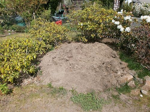 Wir lagerten dann dort Sand und Erde zum weiterverarbeiten ...