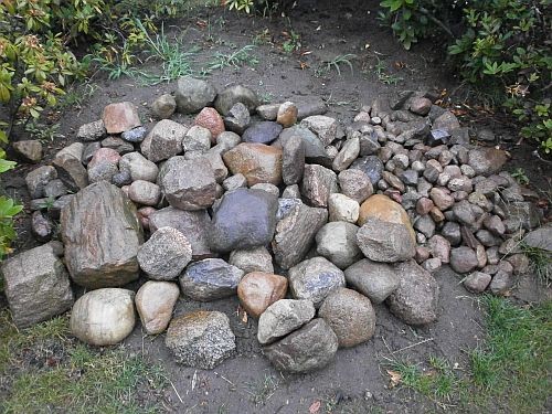 Zum Anfang des neuen Umbaues standen die neuen Feldsteine ...
