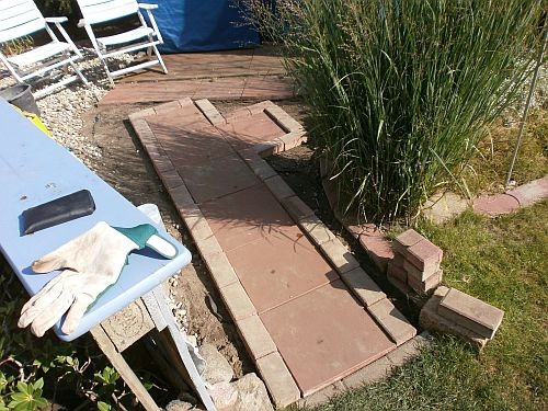 Sieht aus wie eine Minigolfbahn - die neuen Wegeplatten wurden zur Ansichtsprobe verlegt