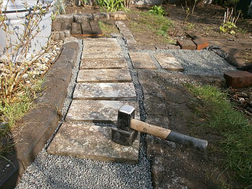 Darauf werden die Wegeplatten schwimmend verlegt