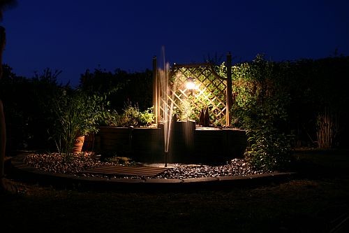 Bei Nacht illuminiert ist der Teich besonders schön