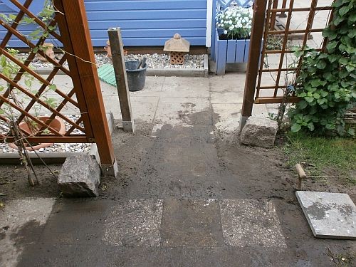Der Eingangsbereich zur Bar von der Terrasse aus wurde auch gepflastert ...
