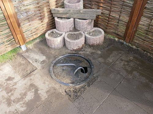 Der Springbrunnen auf der Terrasse wurde auch rundum mit Pflastersteinen eingefasst