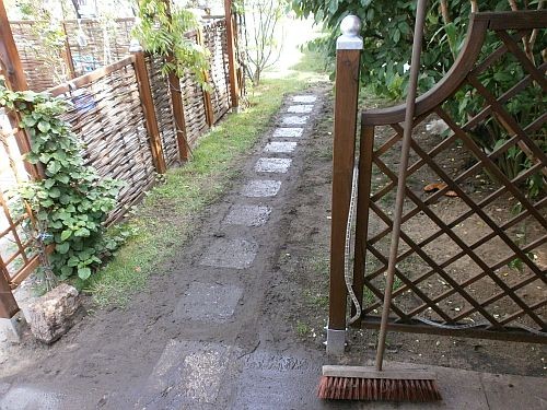 Der zukünftige Laubengang bekam ein paar kleine Steinplatten als Weg