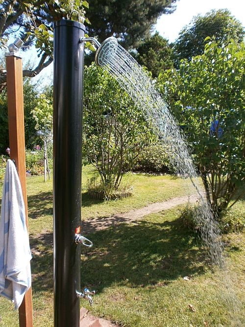 Das Wasser erwärmt sich bei Sonneneinwirkung auf die schwarze Säule in der selbigen
