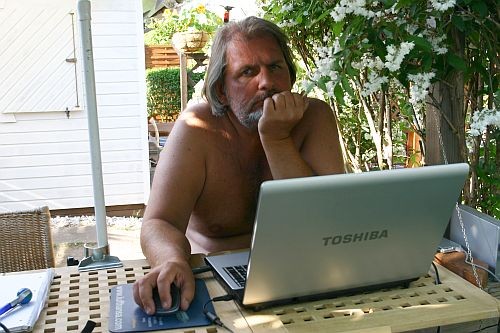 Im Sommer dient die Gartenbar tagsüber auch als Internetcafé ...
