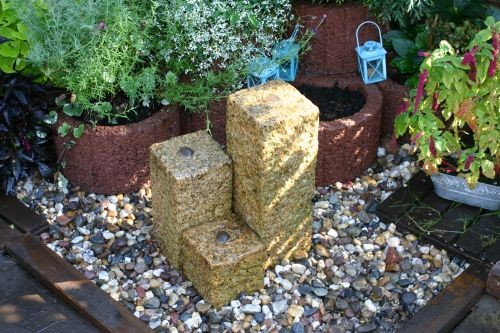 Der fertige Springbrunnen im Kiesbett