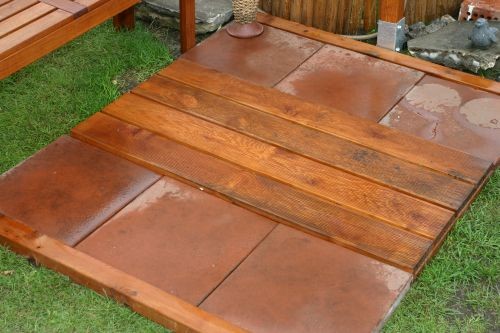 Duschplatz aus Stein und Holz
