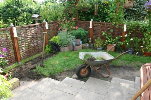 Die Rasenfläche innerhalb des Terrassenbereiches wurde abgetragen