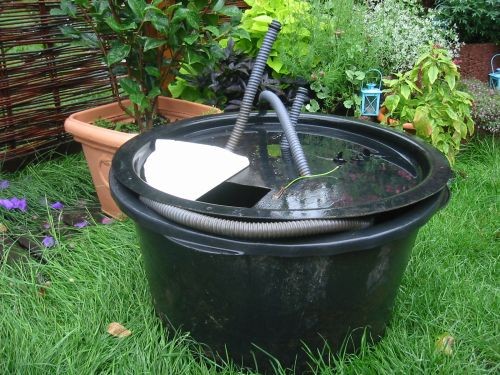 Der Wasserspeicher mit der Springbrunnenpumpe wurde Bodentief eingelassen