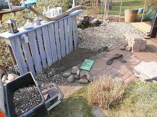 Die Kieselsteine wurden aufgenommen und im ehemaligen Rosengarten weiterverwendet