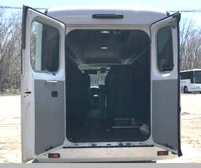 大容量かつ後方観音扉によりゴルフバッグなどの大型荷物の積み下ろしもなども容易です。