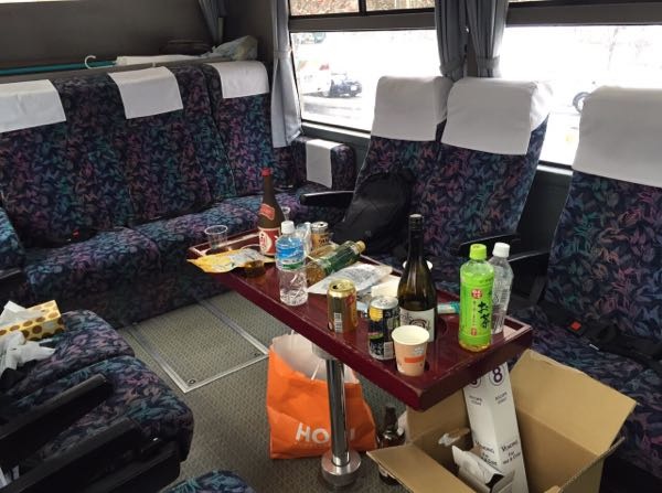 サロン仕様でのご利用例。ジュース・お酒・ビールにおつまみと灰皿以外なら何でもありです。楽しい移動を満喫いただけます。