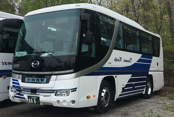 大型車の基本的特長を受け継ぎ新開発サスペンションとステアリングシステムの 採用により振動の低減、直進安定性・旋回性能の向上など居住性・操作性に優れた快適空間を可能にした車両。