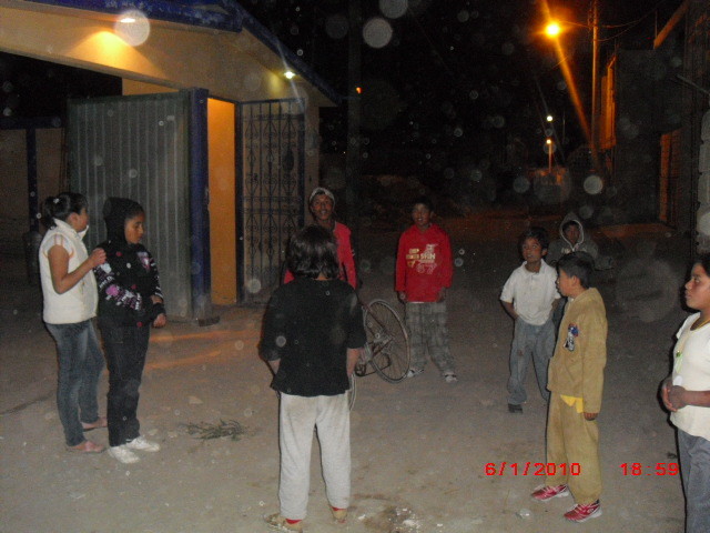 Los niños corriendo para recibir