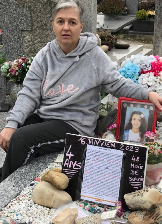 Sandrine Barthélémy avec écrits cimetière en 2023