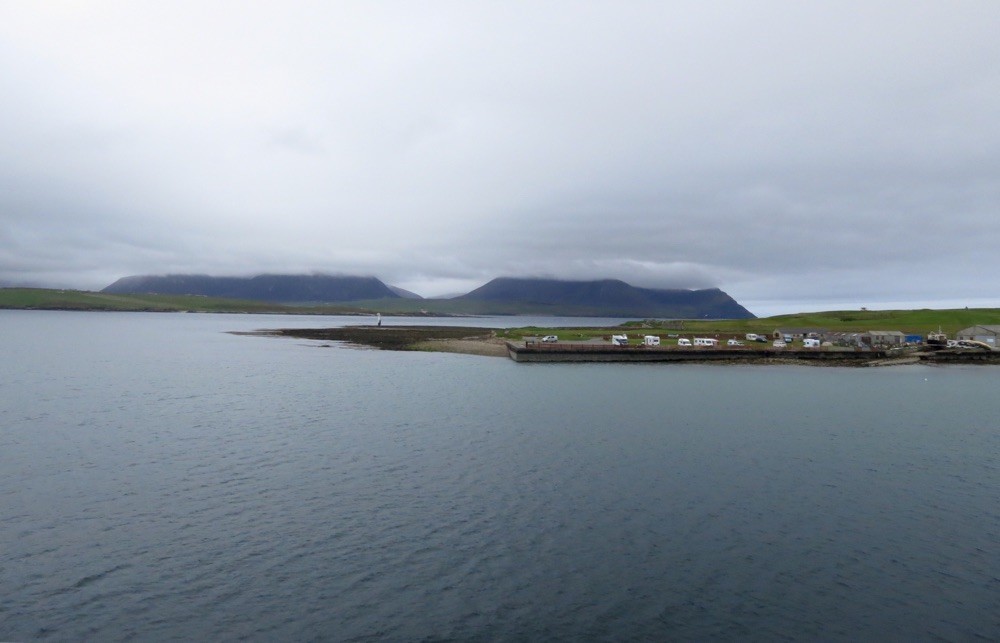 Am Ortsende liegt der Campingplatz, jetzt noch eine starke Rechtskurve und an der Insel Hoy (hinten im Bild) vorbei hinaus aufs Meer verlassen wir die Orkeys Islands.