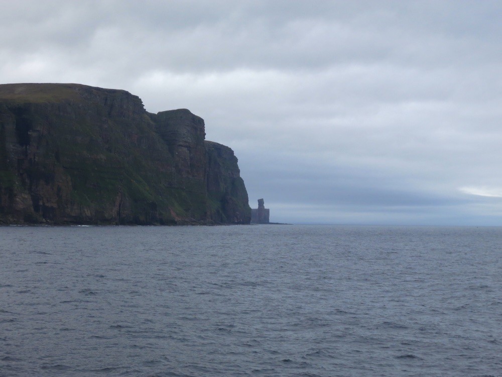 Old Man of Hoy. Die 173 m hohe Felsnadel ragt freistehend aus dem Meer und gilt als größte Großbritaniens.