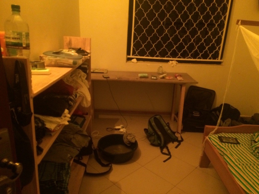 Mein Zimmer mit Möbeln und Putzzeug am ersten Abend 