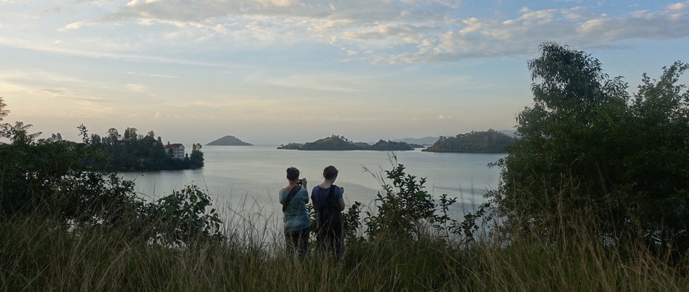 Miri und Carmen am Lake Kivu in Kibuye