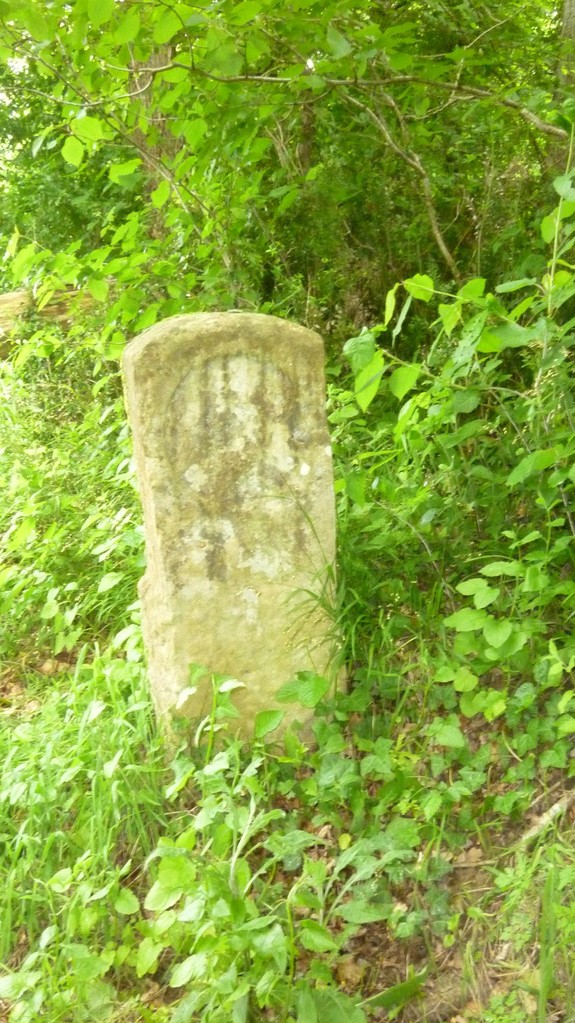 Une vieille borne du chemin de compostelle à côté de l'église de l'Hopital