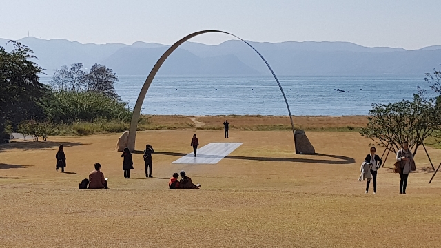 Entrée par la plage du Lee Ufan Museum