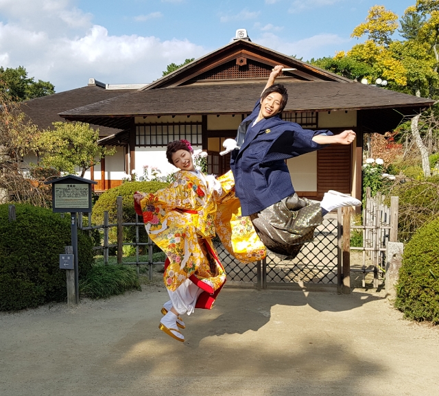 Jeunes mariés dans le jardin Shukkei-en