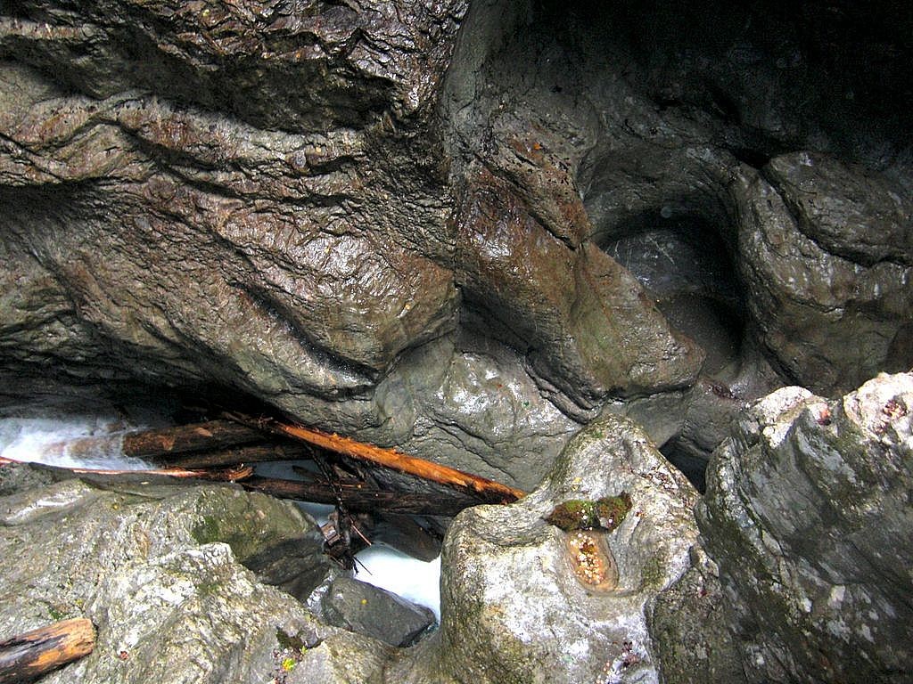 Tief hat sich die Breitach in den Fels eingegraben. Das Hochwasser von 2005 riss große Stämme mit sich fort, die sich in der engen Schlucht verkeilten.