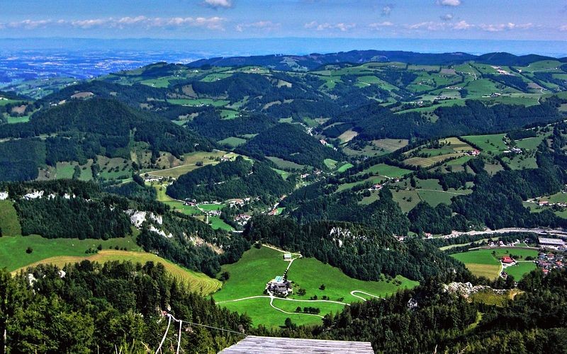 Blkick von der Hohen Dirn auf die Enns bei Ternberg, ins Alpenvorlandnach Steyr bis zu den Höhenzügen des Böhmerwalds