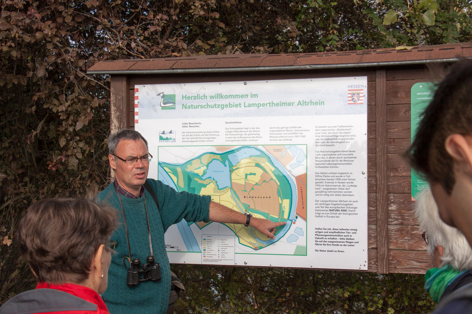 Dr. Rainer Drös an der Karte zum Biedensand