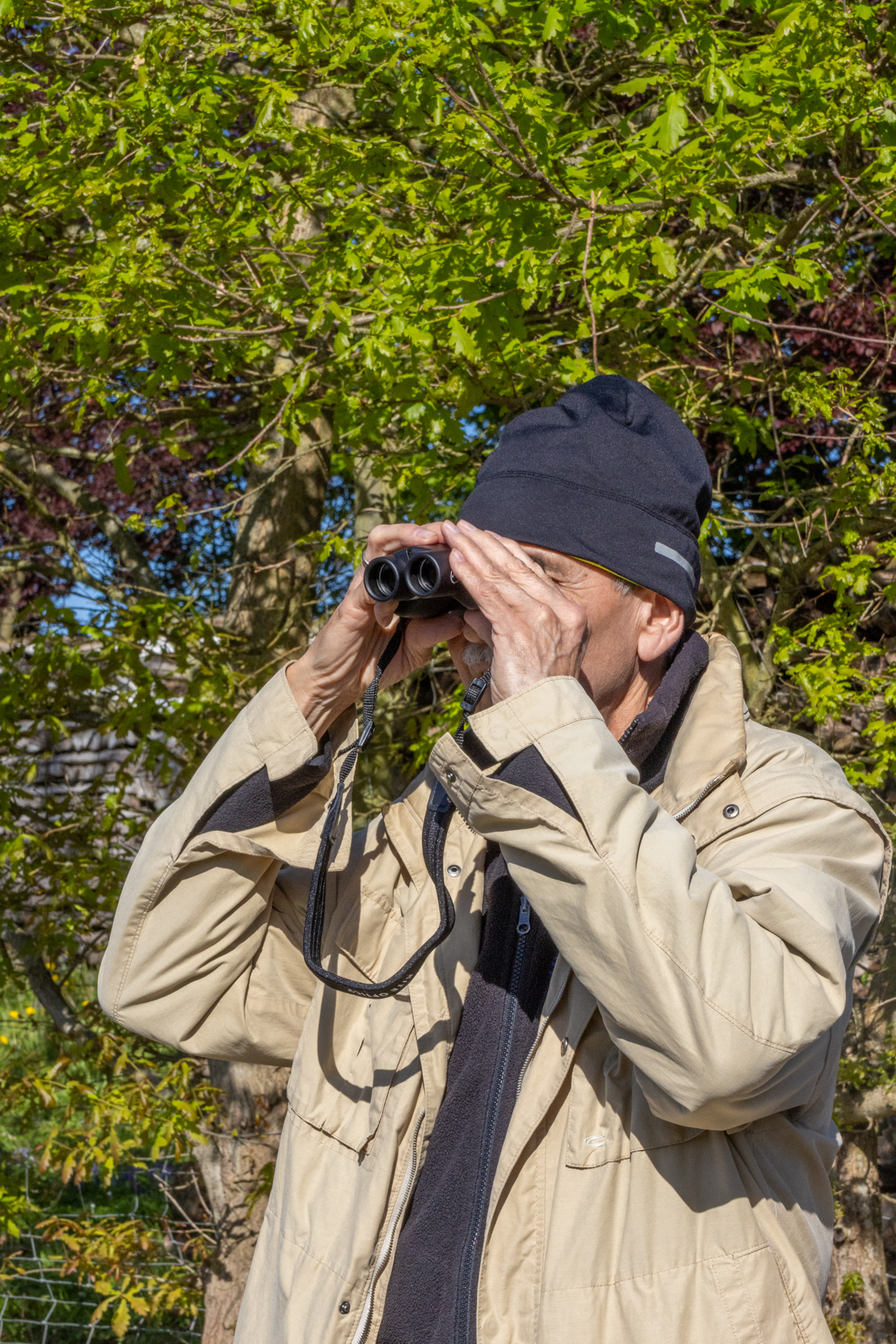 Mit dem Fernglas sieht man besser (Foto: H. Budig)
