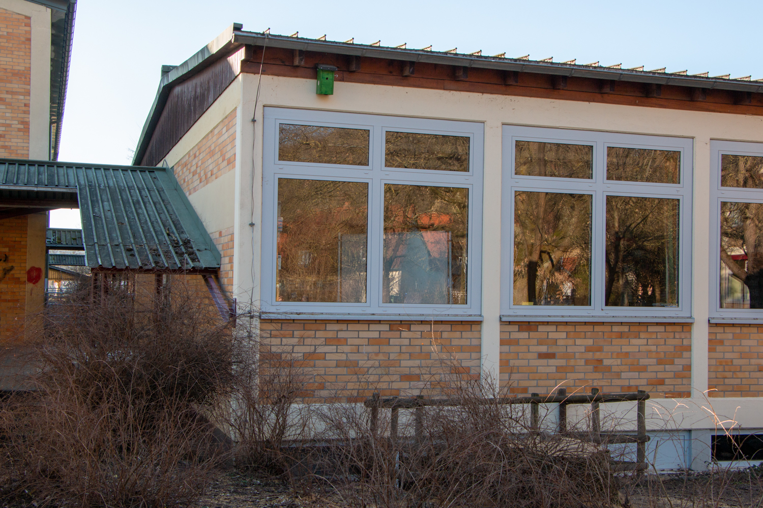 Der Kameranistkasten hängt am Schulgebäude (Foto: B. Budig)