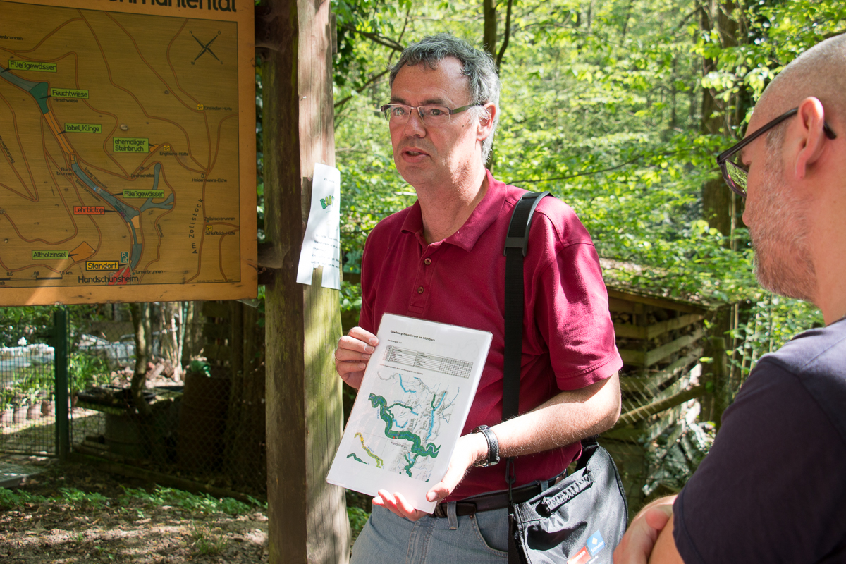 Gewässergütekartierung am Mühlbach durch Referent Dr. Rainer Drös (Foto: B. Budig)