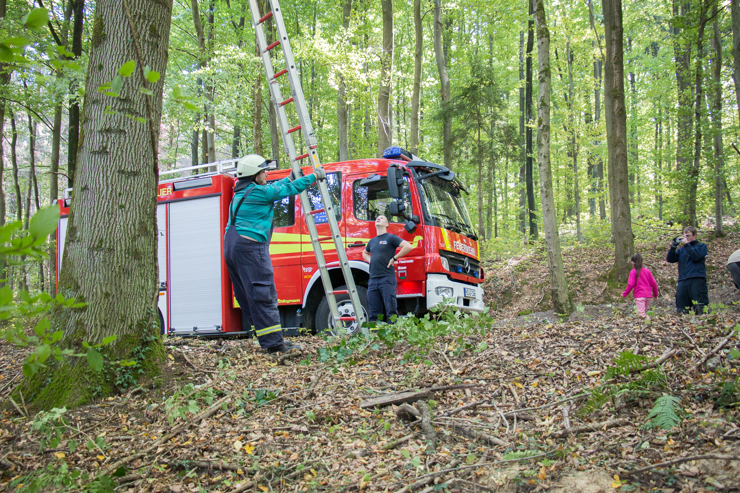 Die Sicherung der Leiter am Boden