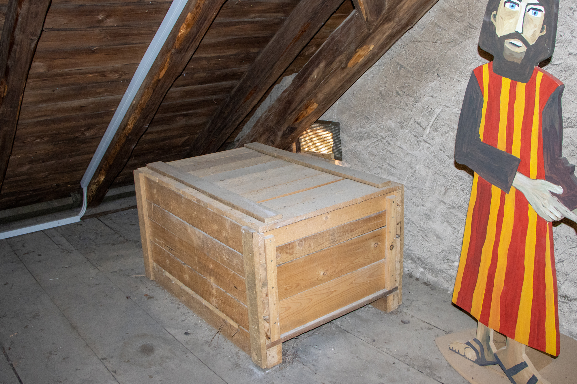 Großer Nistkasten auf dem Dachboden
